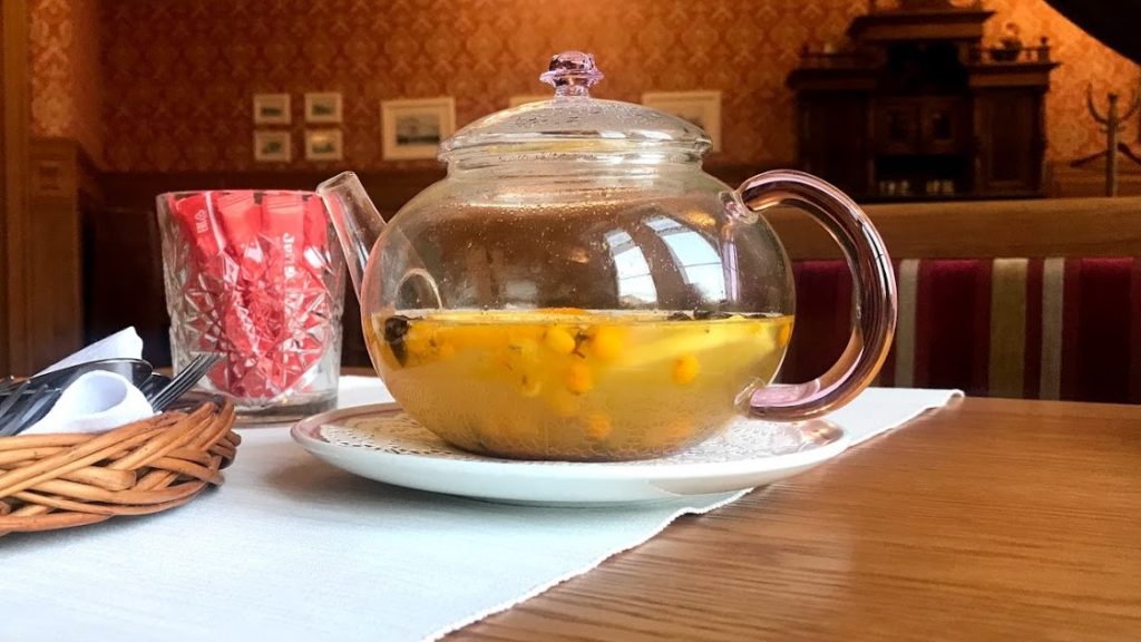 Облепиховый чай в прозрачном чайнике