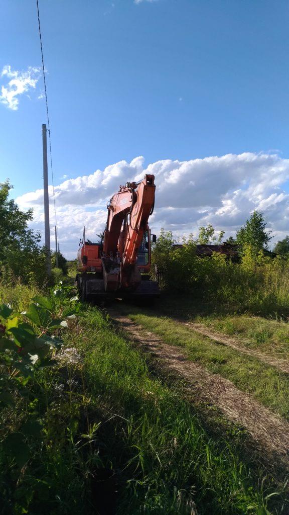 Экскаватор против пней